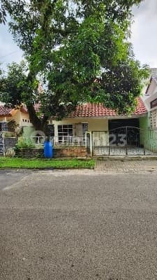 Old one-story house in a strategic boulevard location at Anggrek Loka Sect 2.1 BSD City.