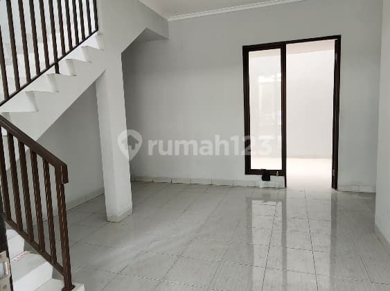 Beautiful House in Imperial Terrace Cluster with a Green and Neatly Arranged Environment in Tangerang