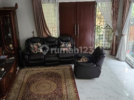 Turun Harga - Rumah Nyaman Asri Model Split Level Yg Terawat Ada Pool dan Dekat Tol/Stasiun Commuter Line di Bsd City
