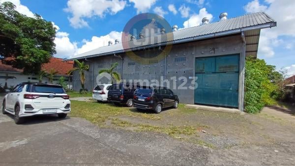 Warehouse in Main Road Raya Sading, Mengwi, Close to KFC, McDonald's and Puspem Badung, Perfect for Storage House, Wholesale Shop, or Restaurant