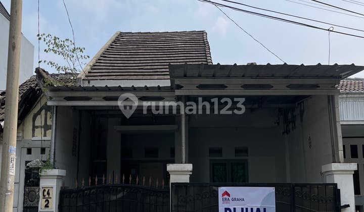 Ready-to-Live House, Freehold, Inside a Complex, 3-Car-Wide Road, Already Renovated.