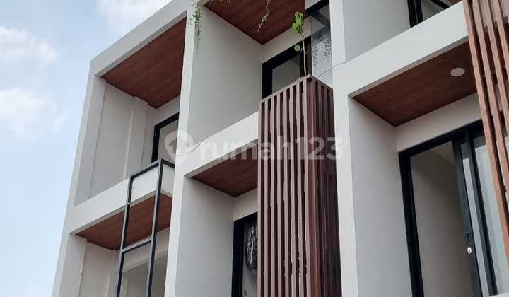 Rumah Baru 3 Lantai Smart Home Dekat Senayan