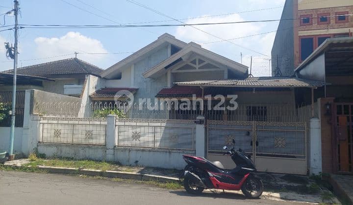 Spacious Strategic House Near Mall and Hospital Negotiable Price