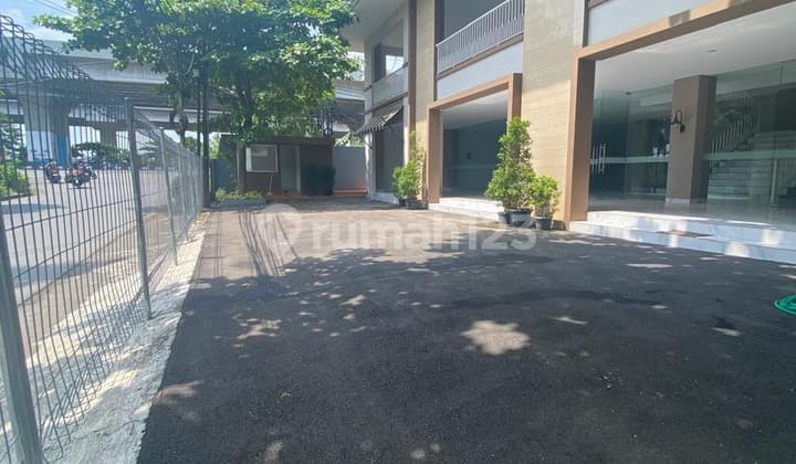 The building is in a strategic location with ample parking and includes a basement.