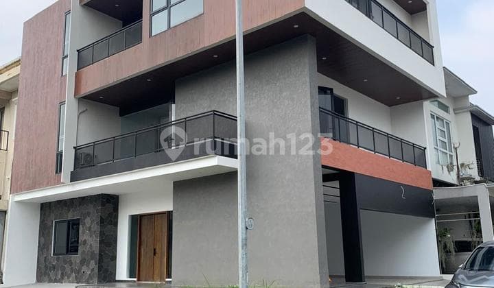 Rumah Mewah, Bangunan Baru, Siap Huni, Ada Lift, Huk, Parkir Besar dan Luas, Lingkungan Bersih dan Asri, Aman, Alam Sutera, Serpong, Tangerang