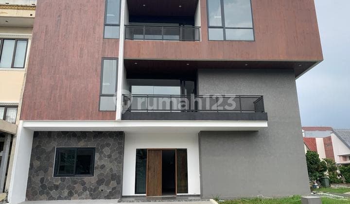 Rumah Baru, Bagus, Ada Lift, Kamar Besar, Parkir Luas, Lingkungan Asri, Siap Huni, Serpong, Alam Sutera, Tangerang