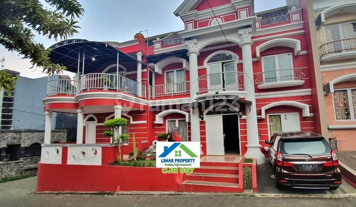 Villa Luas Nyaman Terawat Lokasi Strategis di Puncak Cipanas