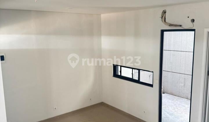 Nyaman, Bebas Banjir, Smart Door Lock, Jalan Kaki Ke Transport Umum/kuliner/ Sport Centre, Dekat Ke Rumah Sakit, Satpam 24 Jam
