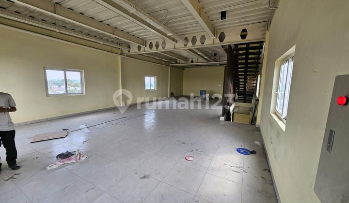 Ruko baru 4 lantai , depanya jln propinsi ramai nyaman dilalui smua kendaraan