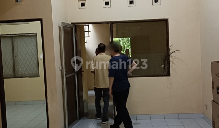 Nyaman Aman , Bebas Banjir, Dekat : Pintu Toll, Laurensia, Pusat Perbelanjaan, Trans Jakarta, Rumah Sakit, Perguruan Tinggi, Pasar Modern