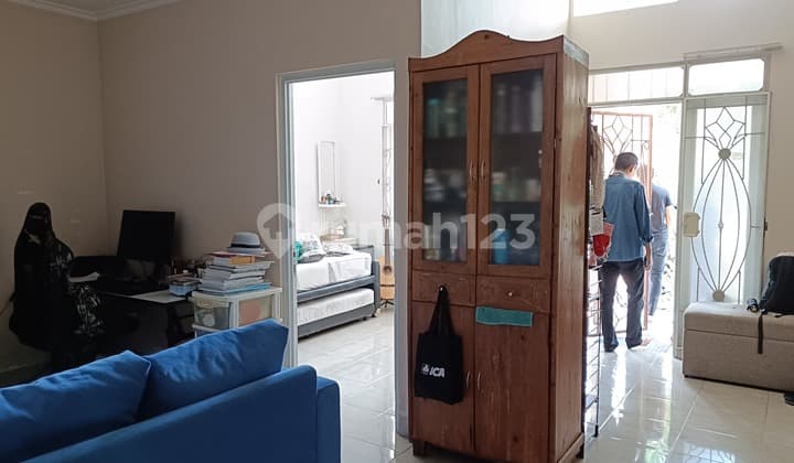 Nyaman Aman Bebas Banjir Dekat Pusat Perbelanjaan/sekolahan & Perguruan Tinggi/rumah Sakit/trans Jakarta Semi Furnished