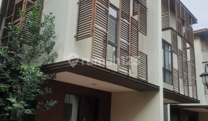 Rumah 3 Lantai Konsep Resort Di Whelford Greenwich Bsd