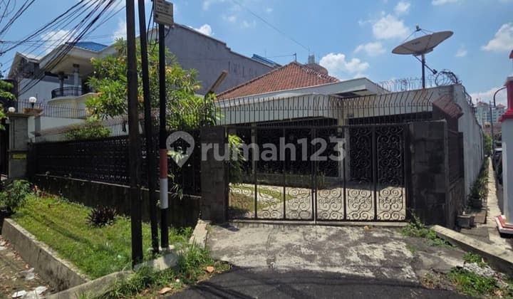 Rumah Luas Siap Huni Bagus di Mayjend Sutoyo Kampung Kali