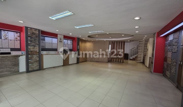 Hot Deal! Showroom dan Gudang Area Pusat Bisnis Jalan Mt Haryono