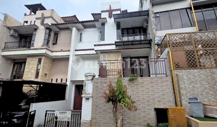 Rumah 2 Lantai Amarilis, Cluster Depan Graha Candi Golf, Semarang