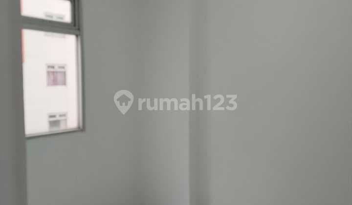 Disewakan Tahunan 2BR Semi Furnished Baru Cat