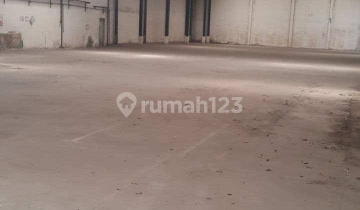 Gudang Premium di Jalur Utama Raya Trosobo - Halaman Parkir Luas