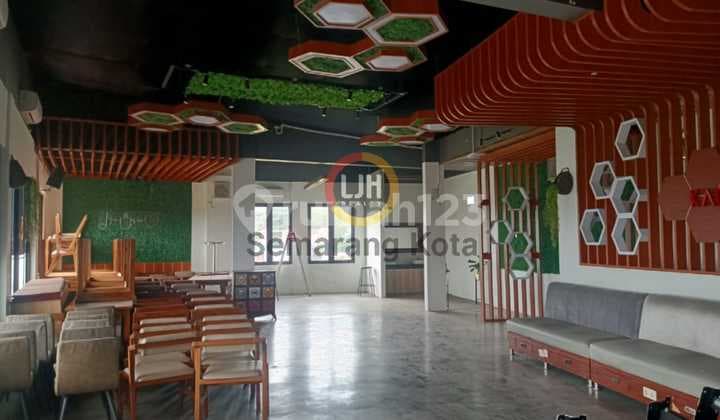 Bangunan Usaha di Jalan Banjarsari