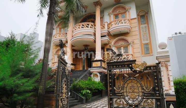 Super Luxurious Classic House in Artha Gading Villa, Kelapa Gading