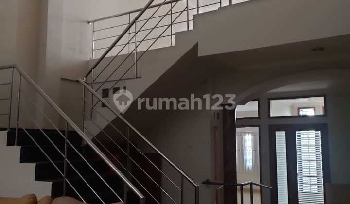 Dijual Rumah 2Lt di Pusat Kota Dkt Otista Msk Mobil