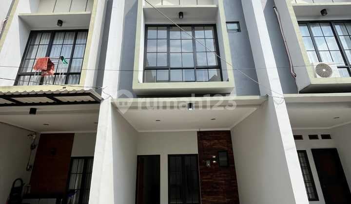 For Sale 2-Story Townhouse Prime Location