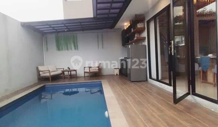 Rumah Mewah Batu Tulis di Kaki Gunung