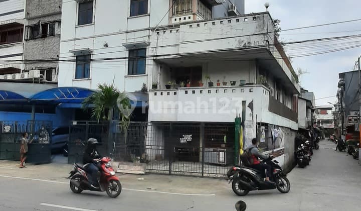 4.5-Story Building Suitable for Offices