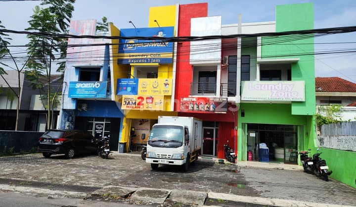 Ruko Pinggir Jalan Utama, Strategis Dekat Ambarukmo Plaza, Cocok Untuk Berbagai Usaha