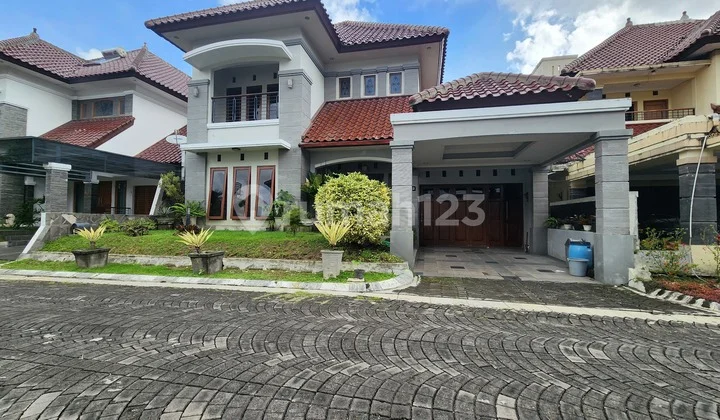 Rumah Mewah Full Furnished di Perumahan Elit Pesona Merapi