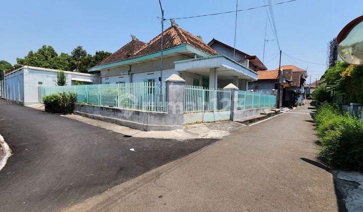 Rumah Vintage Halaman Luas di Sumberejo, Klaten Selatan Dekat Terminal Bendo Gantungan, Cocok untuk Hunian atau Dibuat Homestay