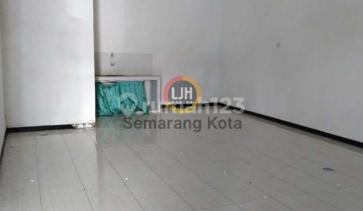 Ready-to-use shop house on Depok Street. Ready-to-use shop house on Depok Street.