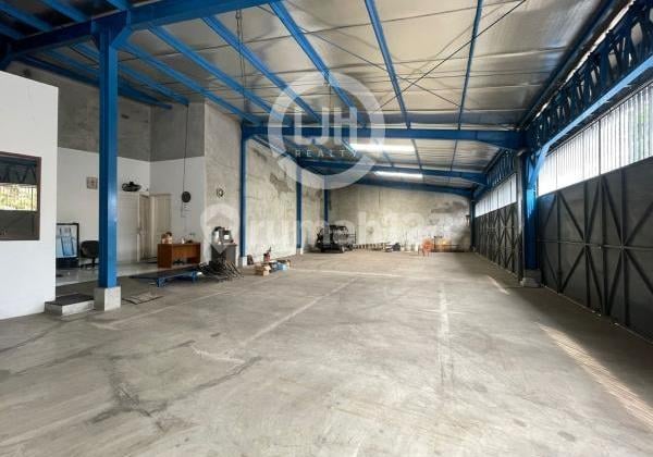 Warehouse on Moch Suyudi Street