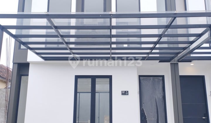 Two-story House in Central Makassar Freehold Certificate Near
