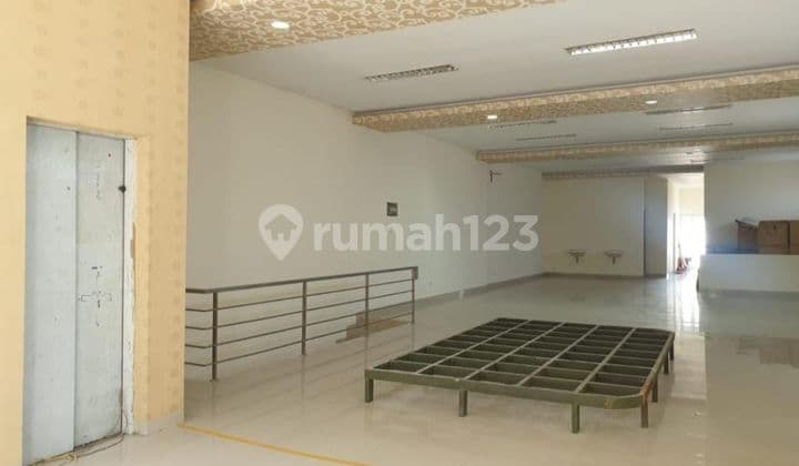 Bangunan strategis 3 lantai untuk usaha area jalan riau - bandung