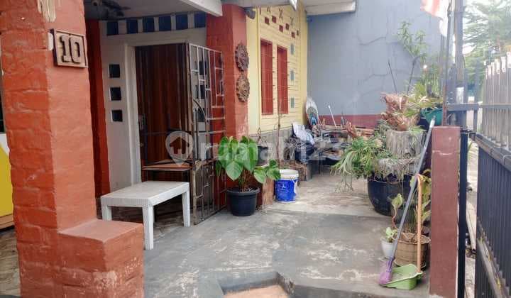 Well-maintained house near Unpad and Unikom campuses in the Tubagus Ismail area, Bandung.