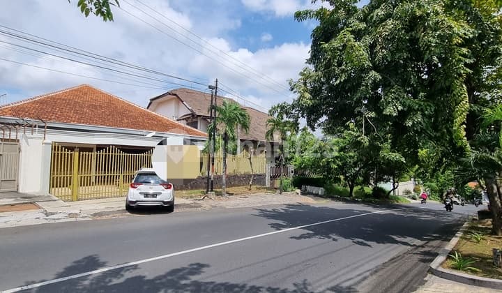 Tengah Kota Bagus Sekali Untuk Cafe / Kantor / Mess Lt.803 Lb.400 Lebar 15 Jl Kawi Semarang, Ada View Kota Dari Taman Belakang