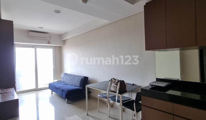 SEWA APARTMENT DI PUSAT KOTA MG SUITES FULLY FURNISH, LUAS 47m2, BALKON LUAS, ADA DAPUR, RUANG KELUARGA, LANTAI PREMIUM