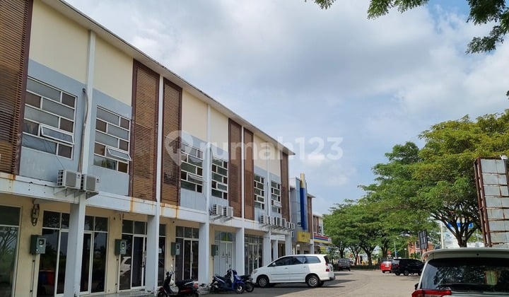 SHOPHOUSE in the KENDAL INDUSTRIAL AREA!! HOT DEAL!! CHEAP AND STILL NEGOTIABLE!! Size for a price around 2 Billion. HIGHLY RENTABLE!! LARGEST SIZE, BEST POSITION, SHOPHOUSE LOCATED NEXT TO THE AREA'S ENTRANCE GATE. GOOD INVESTMENT!!
