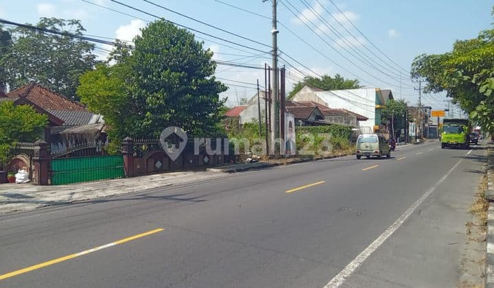 FOR QUICK SALE!! Price has dropped again! Affordable Price!! Freehold house on URIP SUMOHARJO main road in MAGELANG, soon to be near the CANGUK FLYOVER leading to the New Terminal, 200m to RST, 500m to Rindam Sports Center.