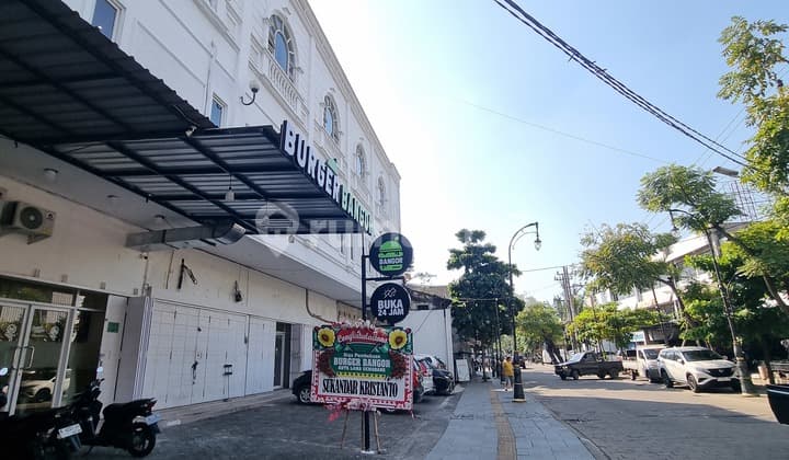 Rent in Semarang Old Town 3 Three-Story Shophouses in a Row, Close to the Old Town Museum, City Center, Suitable for Cafe, Billiards, Supermarket, Office, Showroom, etc. Land Area 170m², Building Area 800m².