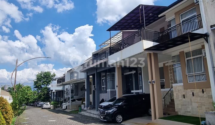 Quick Sale!! Cheap!! 2-Story House in Bukit Wahid Regency Semarang, Land Area 144 sqm, Building Area 250 sqm, Power Capacity (likely high), 4 Bedrooms, 2 Bathrooms. Balcony with Nice View, Cool because Located in a High Area with Good Air Circulation. Still Near City Center, Fully Furnished (Attached Furniture and Partitions), AC.