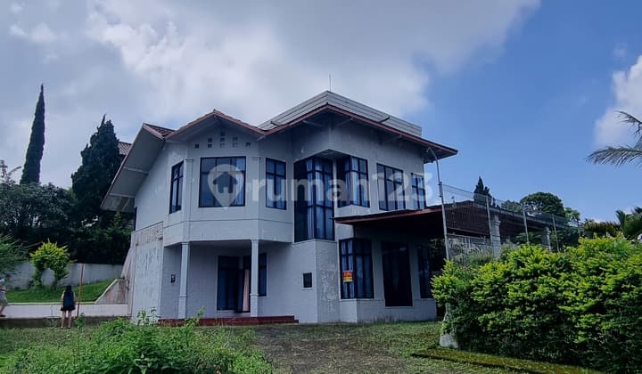 Hot Deal!! Cheap!! Cheap!! Bandungan Villa Next to Susan Spa !! Premium and High Location in Bandungan !! Perfect for Slow Living !! Good Opportunity Here...Own a Villa with a Beautiful View in Bandungan..Ready to Move In !! Land Area 378, Building Area 250, Mountain Spring Water, Floor: