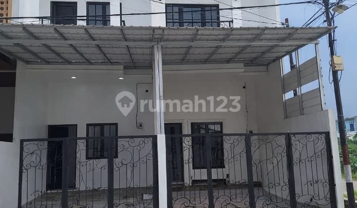 Rumah Hook Strategis di Harapan Indah, Halaman Luas & Siap Huni 13582 Ds