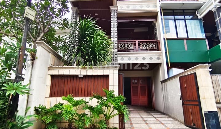 Rumah Modern 3,5 Lantai Di Pejaten Unfurnished