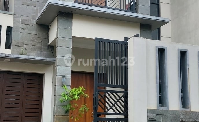 Rumah Modern 2 Lantai di Pejaten 4 Kamar Tidur Unfurnished
