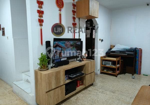 For Sale 3-Story Boarding House in a Complex, Strategic Location in Tomang, West Jakarta