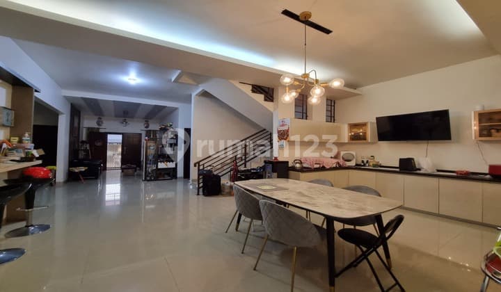 Rumah dekat Taman Anggrek, Nyaman, bagus, Tomang, jakarta Barat