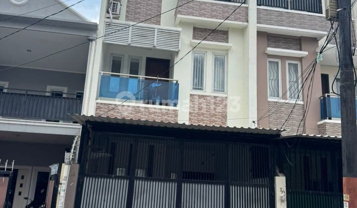 Comfortable House, Fully Furnished Minimalist, Suitable for Young Couples, Tomang, West Jakarta