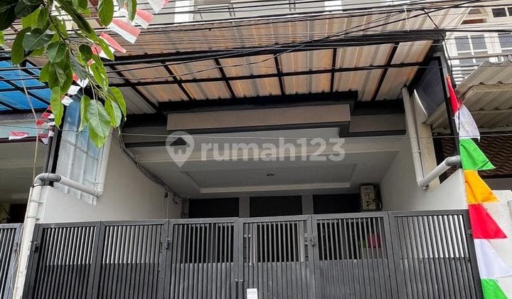 Dijual Rumah Minimalis Terawat 3 Lantai, Furnished, di Tomang, Jakarta Barat