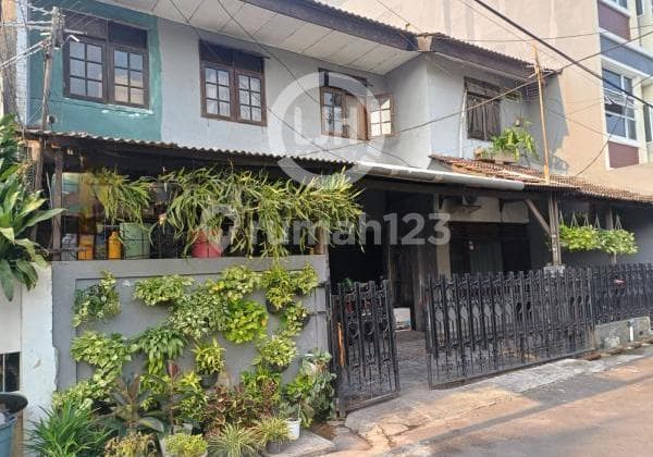 Di Jual Rumah Hitung Tanah di Lokasi Strategis di Tomang, Jakarta Barat